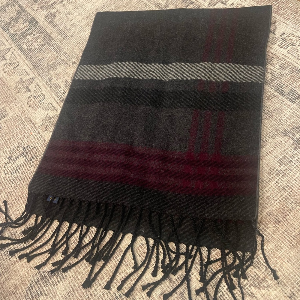 Club Room scarf 100% silk 60x12 Reversable vine/gray/black Blk fringe
